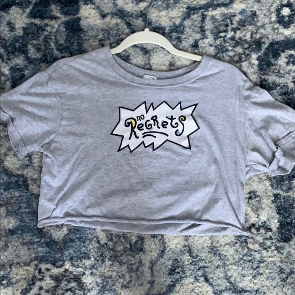 Gray cropped “No regrets” shirt